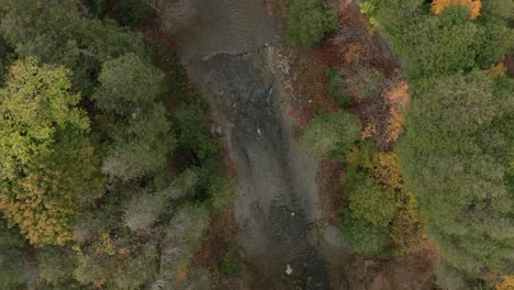 Luftaufnahme-Einer-Flussschlucht-An-Einem-Herbsttag,-Beginnend-Mit-Einer-Weitwinkelaufnahme,-Hinunter-In-Richtung-Klares-Fließendes-Wasser-Fliegend-Und-In-Einer-Nahaufnahme-Des-Flusses-Endend