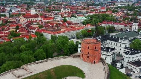 Gediminas-Burgturm,-Dreistöckiger-Backsteinturm-An-Der-Oberburg-Mit-Palast-Der-Großherzöge-Von-Litauen