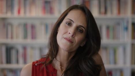 retrato de cerca de una mujer de negocios madura con estilo que parece seria una hermosa empresaria en el fondo de una estantería