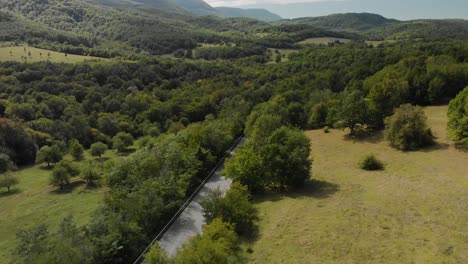 Un-Dron-Aéreo-Disparó-Sobre-Una-Carretera-Extraurbana-Y-Un-Camión-Cuesta-Arriba,-Escena-Campestre