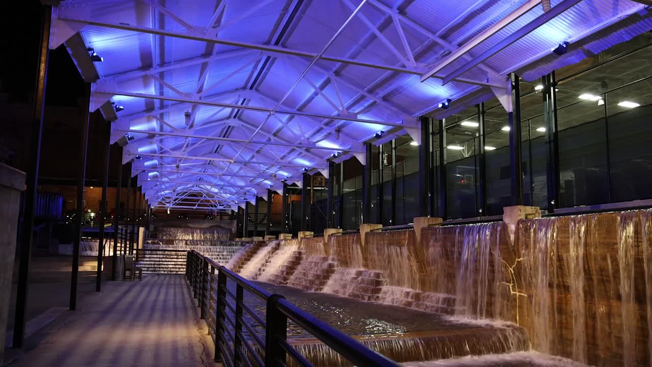 cascadas en el centro de durham, carolina del norte, por la noche con luces violetas.