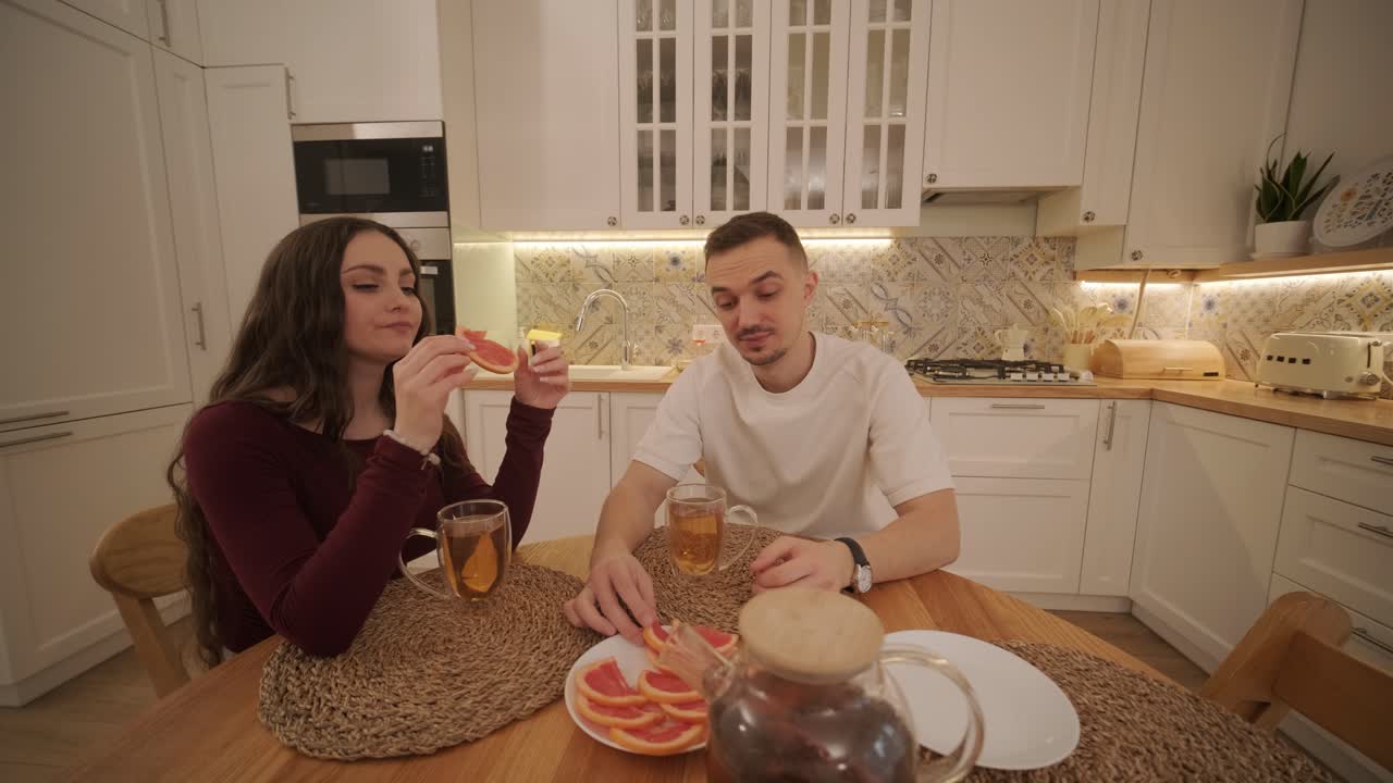 влюбленная пара делает сэндвич на кухне в гостиной.