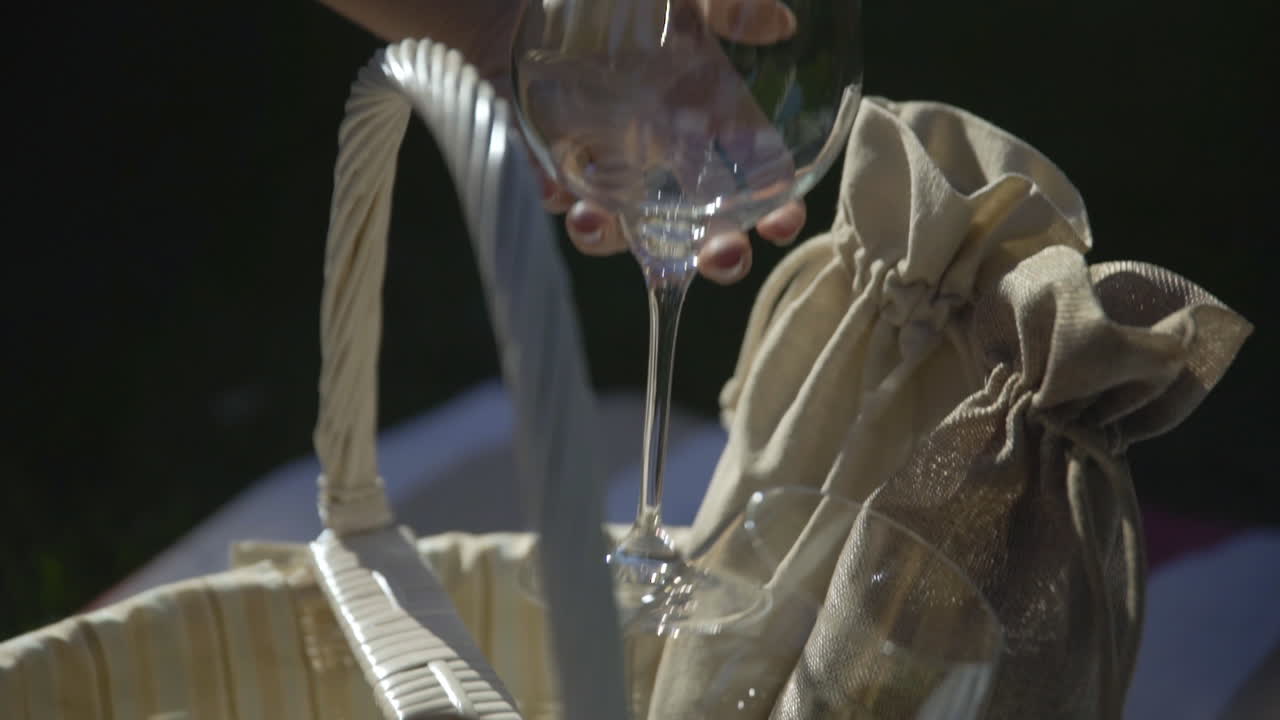 la niña se prepara para un picnic
