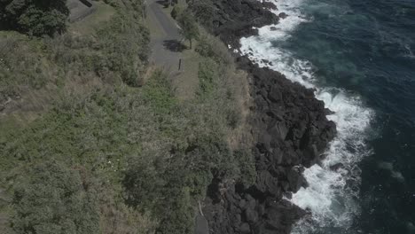 Natürlicher-Pool-Mit-Vulkanischem-Schwarzen-Stein-An-Der-Küste-Der-Insel-Sao-Miguel