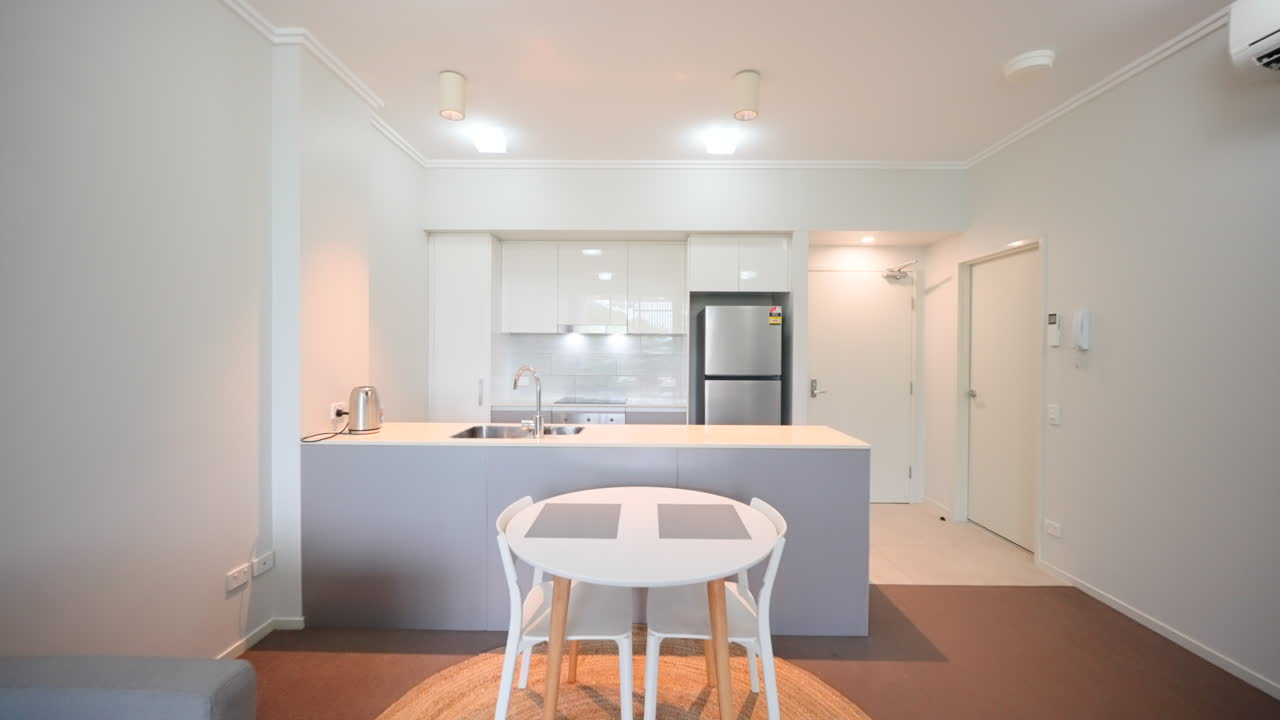 pequeño apartamento dinging y área de cocina interior