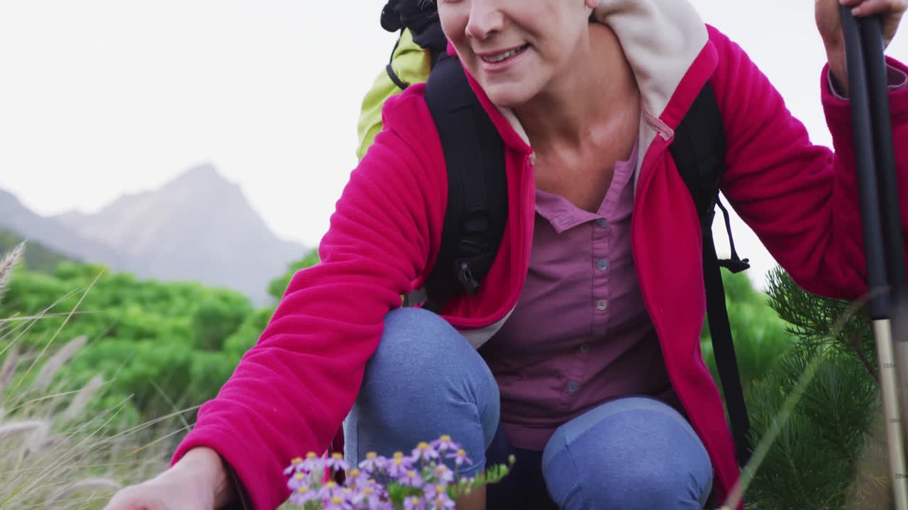 pareja de ancianos en una caminata juntos en la naturaleza
