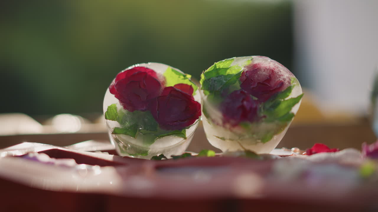 Vibrante atmosfera esterna con sfere di ghiaccio floreali. Presentazione rinfrescante di cocktail con accenti di ghiaccio fioriti all'aperto. Ambiente luminoso per il brunch che mostra guarnizioni di ghiaccio floreali a un tavolo da giardino illuminato dal sole.