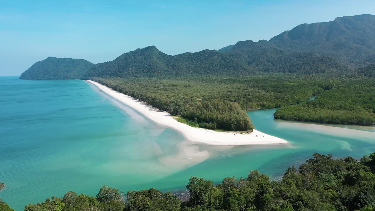 Eccellente ripresa aerea del Parco Nazionale di Tarutao in Thailandia.