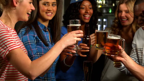 Friends-toasting-with-their-pint