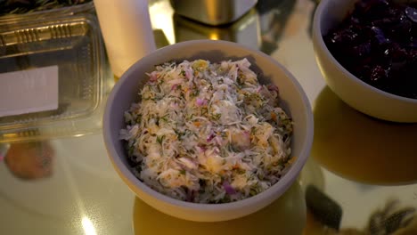 Plato-Con-Ensalada-De-Col-Hecha-Con-Repollo-Blanco-Fermentado,-Zanahorias-Y-Rábano-Blanco