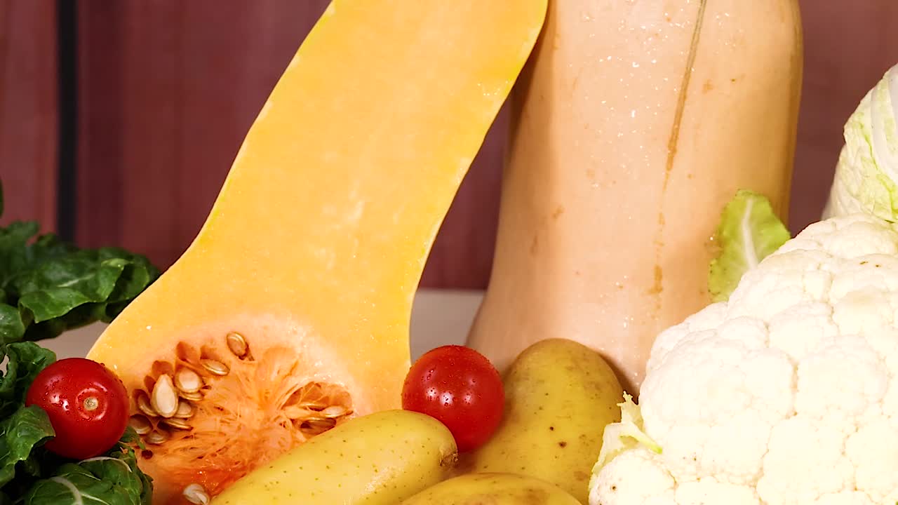 나무 표면 에 전시 된 다양한 채소