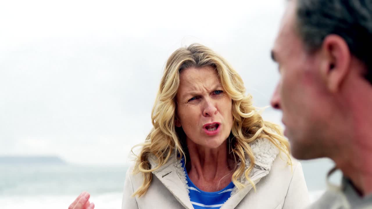 성숙 한 부부 가 서로 논쟁 하고 있다