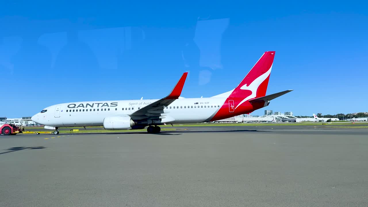 el avión de qantas se mueve en la pista en sídney.