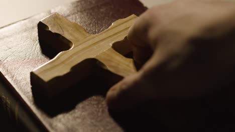 concepto religioso filmado con cerca de la biblia y cruz de madera