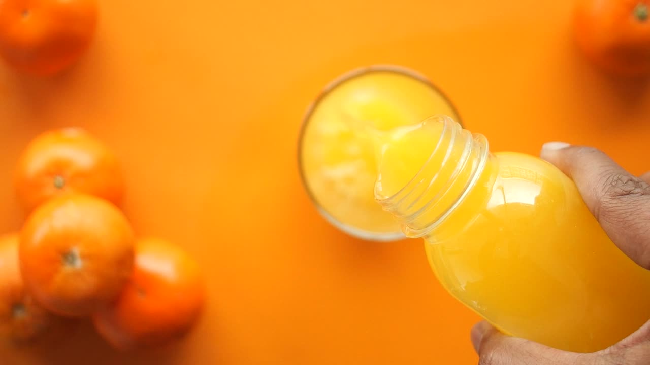 Versare il succo d'arancia