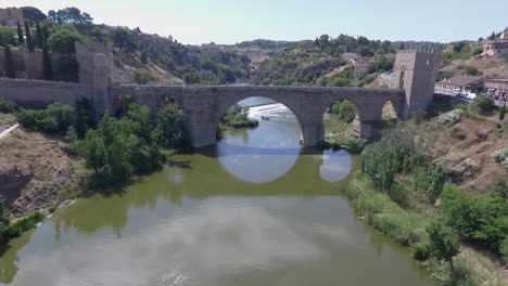 Imagen-Aérea-Con-Drone-Del-Puente-San-Martín-Y-El-Río-Tajo-A-Su-Paso-Por-Toledo