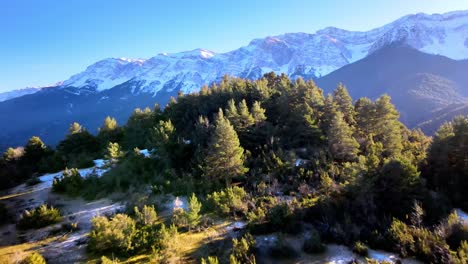 Luftaufnahmen-Einer-Bergkette-In-Den-Spanischen-Pyrenäen,-Bedeckt-Mit-Schnee-Und-Wolken-Am-Horizont