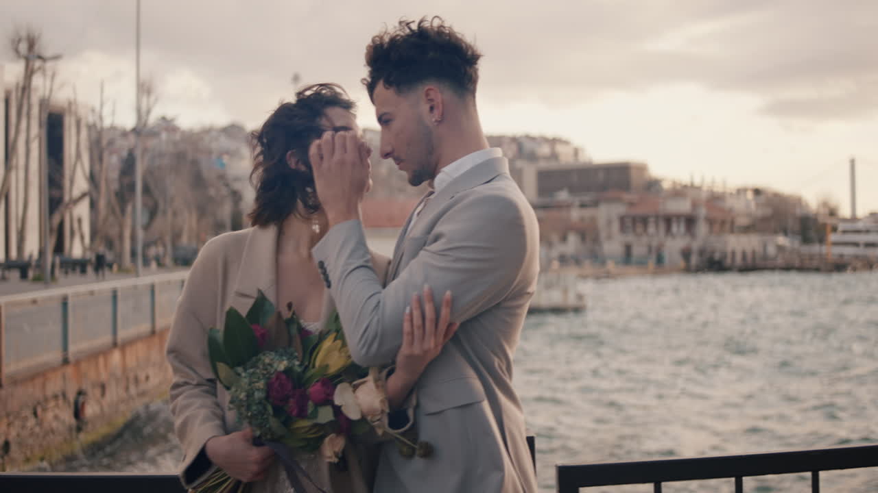 Sahilde Romantik Çift Portresi