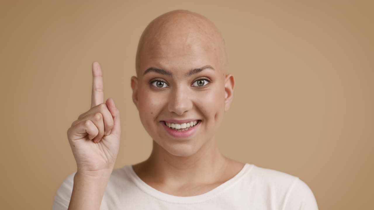 머리가 위로 향하는 털이 있는 여자