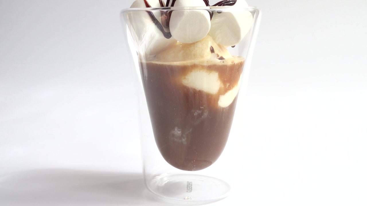 Preparación de café helado con helado, malvaviscos y chocolate