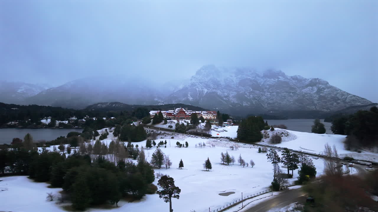 Vista aerea di un lussuoso resort di montagna circondato da un paesaggio innevato a Bariloche, Argentina