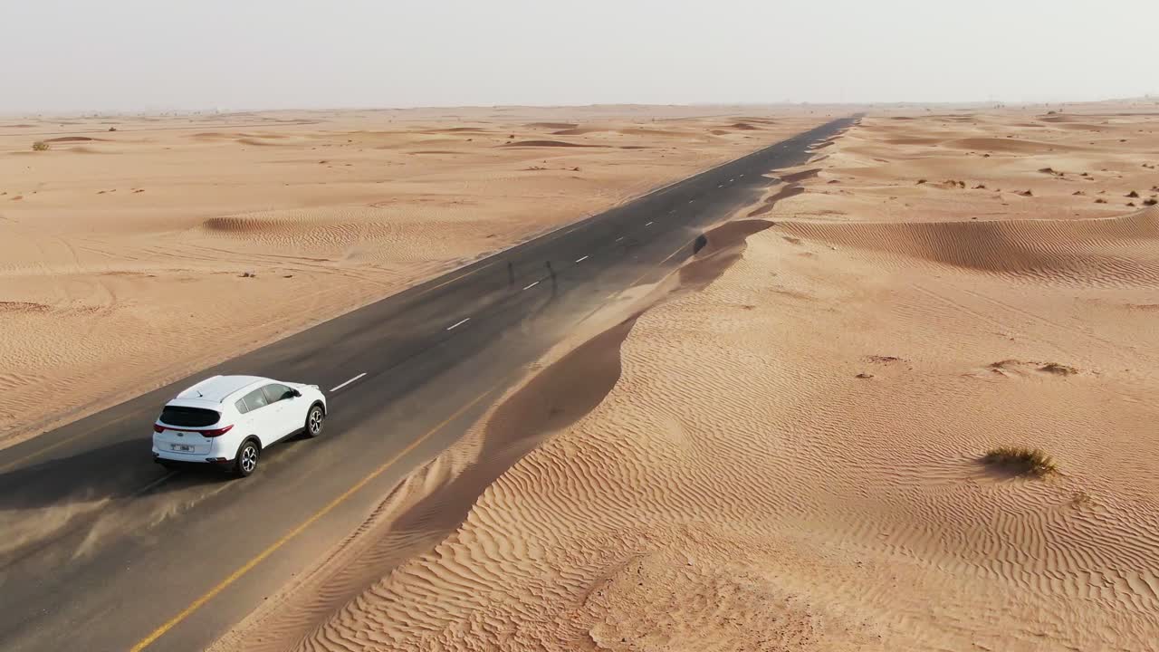 camino del desierto con coche