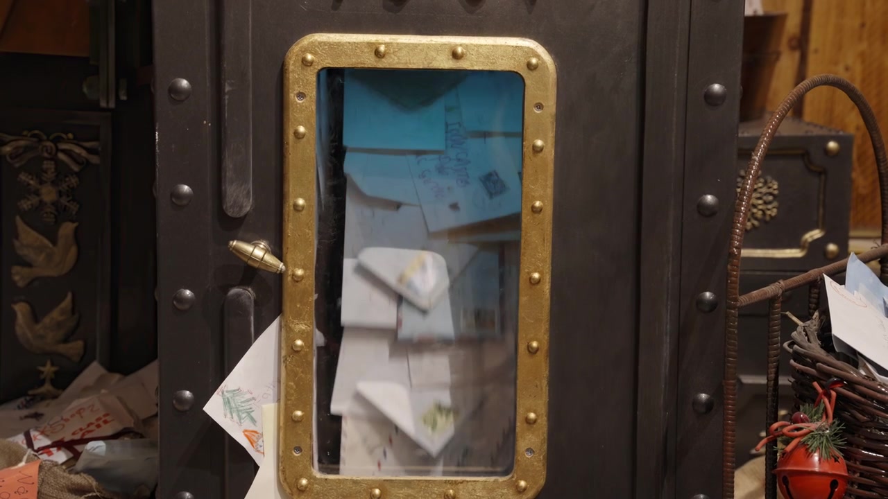 Lettere e buste che turbinano all'interno di una cassetta della posta vintage
