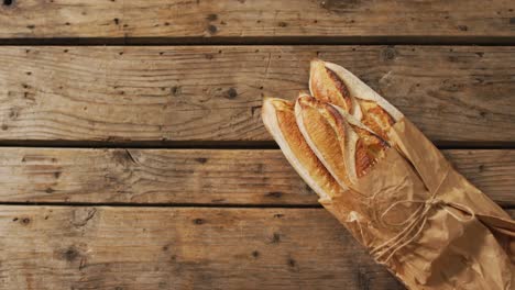 video de baguettes en una bolsa de papel en una superficie de madera