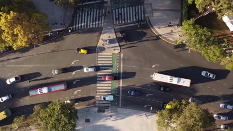 Auto-Fährt-Entlang-Der-Kreisförmigen-Allee-In-Der-Stadt-Buenos-Aires,-Argentinien