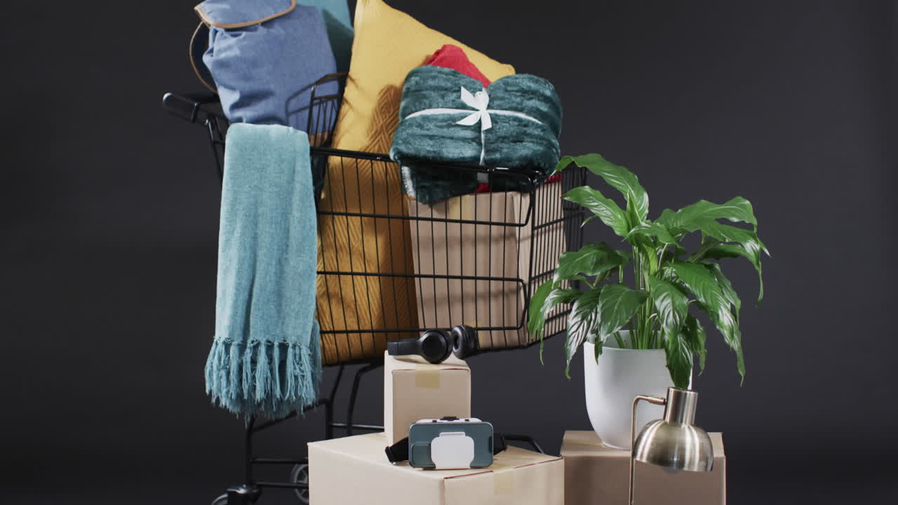 회색 배경 위에 복사 공간과 함께 쇼핑 트롤리 쇼핑의 비디오