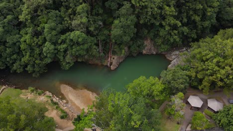 vista de pájaro de las piscinas de roca currumbin y área de picnic en la orilla del río en gold coast, australia