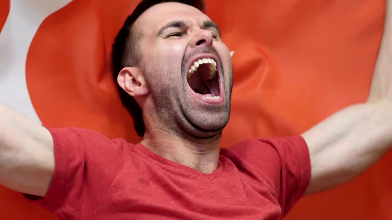 fanático turco celebrando mientras sostiene la bandera de turquía en cámara lenta, 4k, de alta calidad