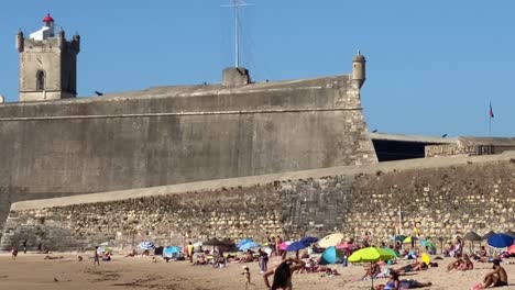 Weitblicktouristen-Entspannen-Sich-An-Einem-Sonnigen-Tag-Am-Strand