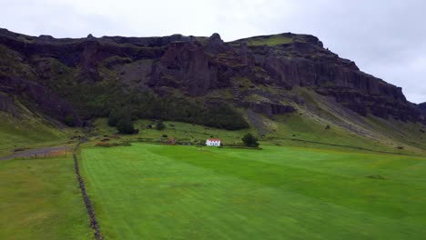 Weißes-Haus-Inmitten-Grüner-Ebenen-Und-Schöner-Berge-In-Südisland