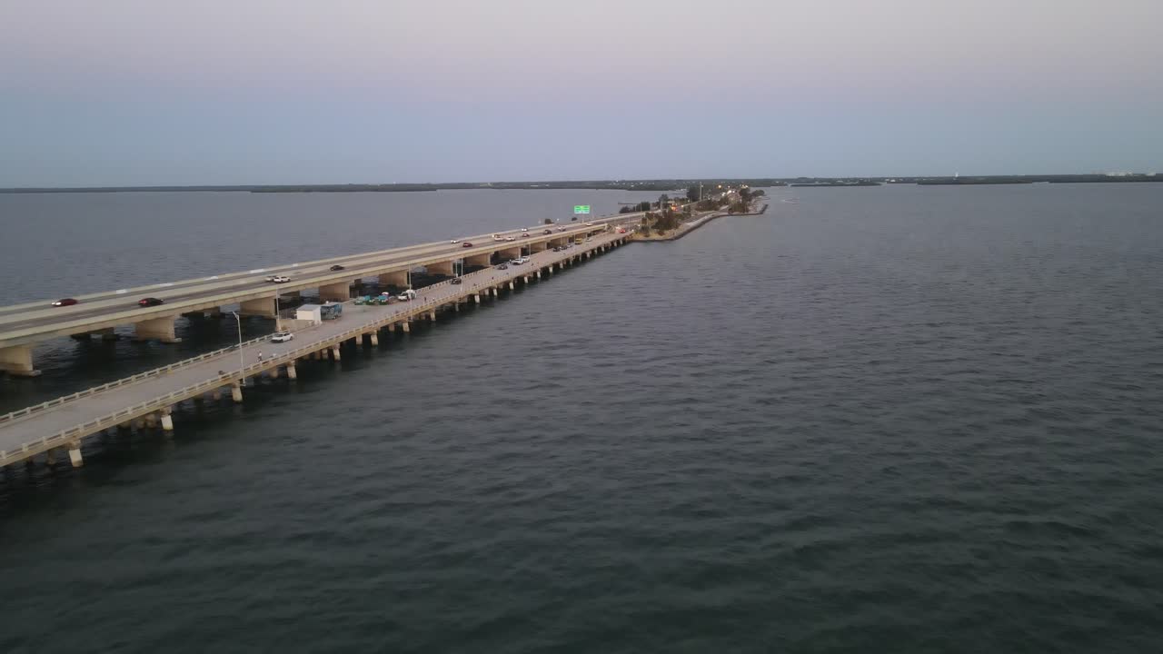 vista aérea del muelle de pesca en el puente sunshine skyway donde tienen lugar los pescadores y el campamento