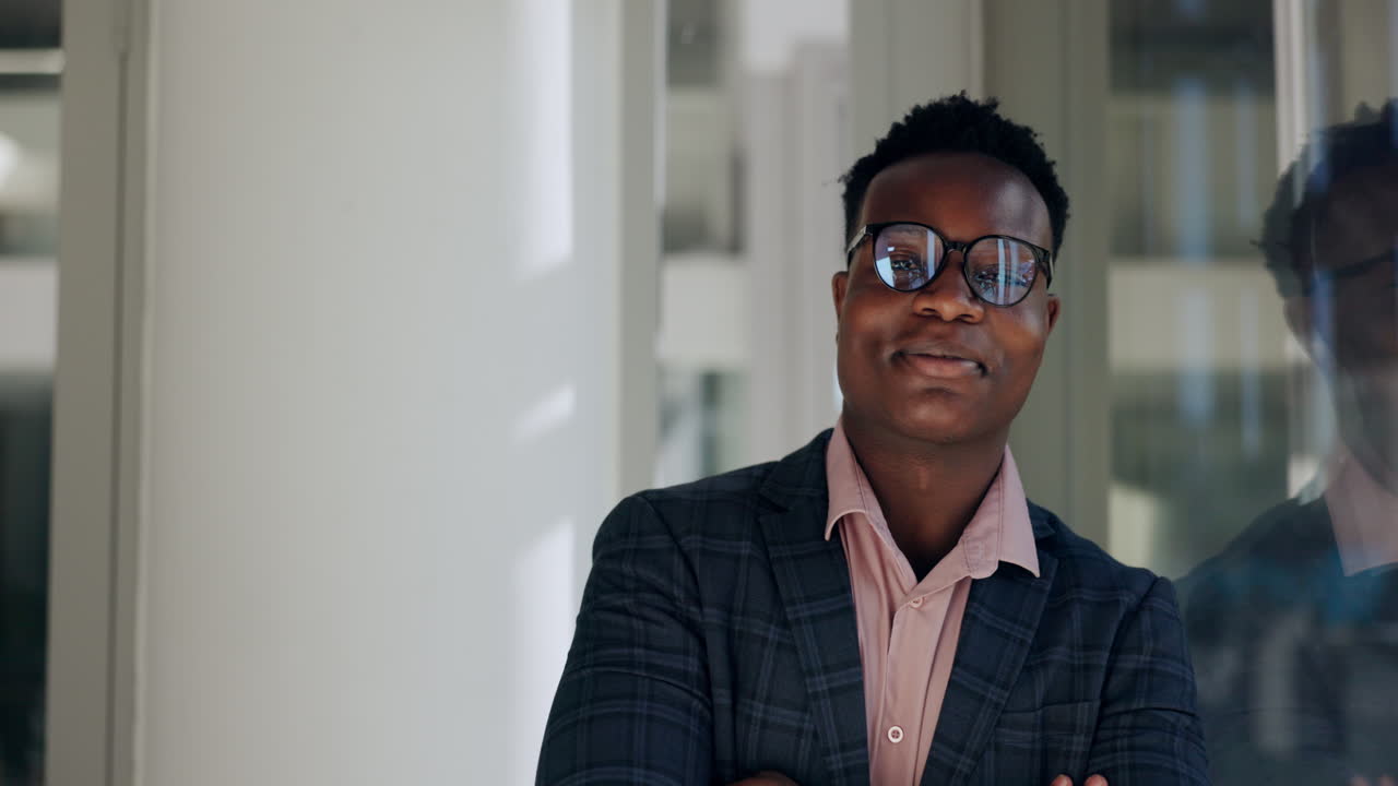 hombre de negocios sonriente en la oficina