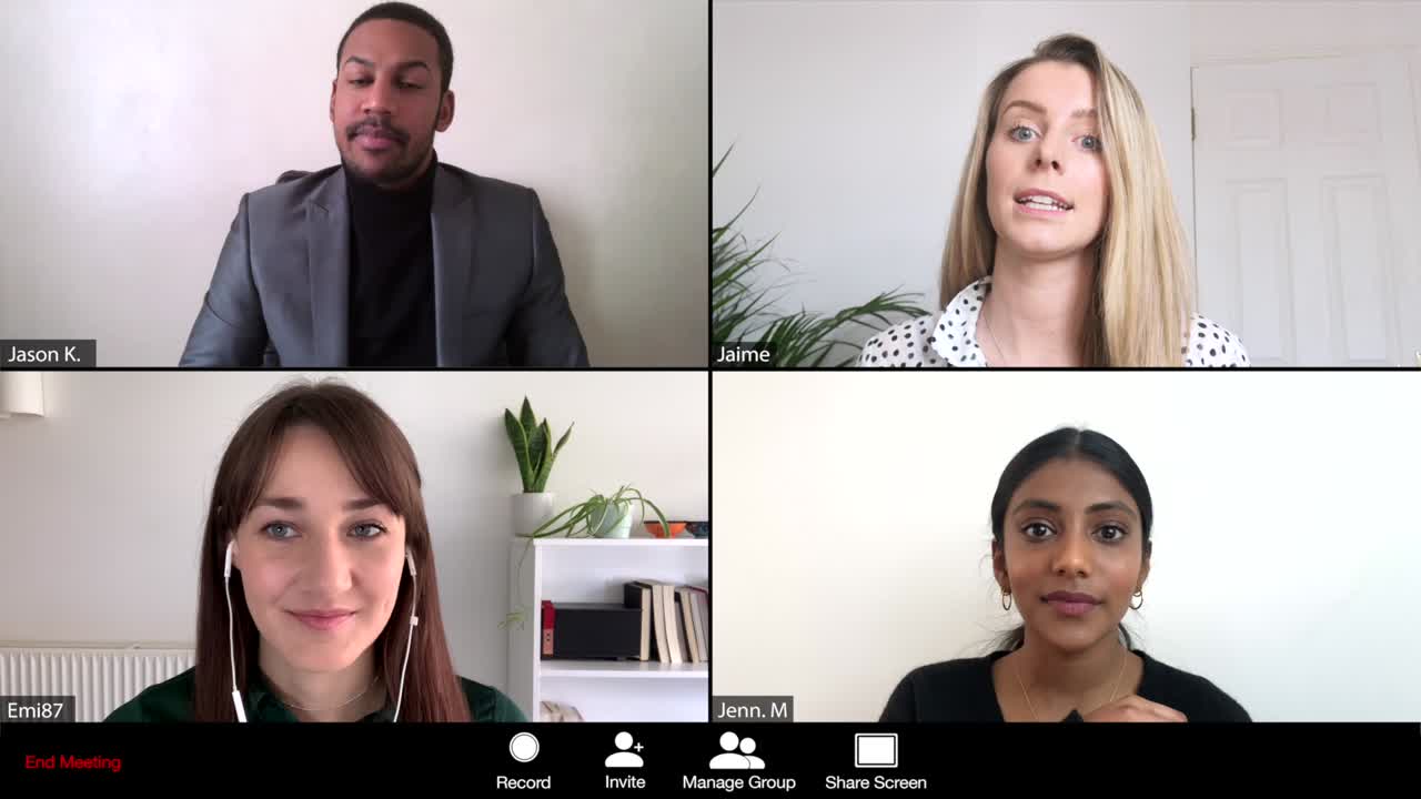 mujer dirigiendo una conferencia en línea a través de una cámara web