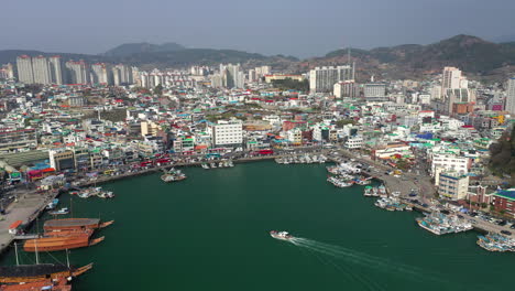 Faszinierende-Luftaufnahme-Des-Hafens-Von-Tongyeong,-Südkorea