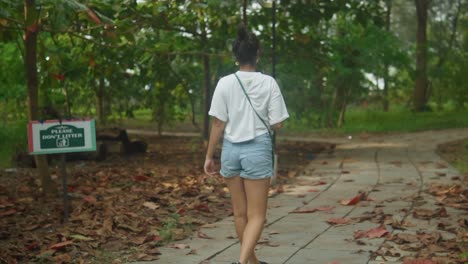 Una-Mujer-Caminando-Por-Un-Sendero-En-Un-Parque