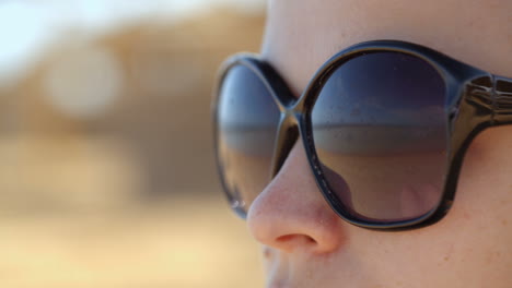 mujer con gafas de sol