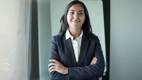 retrato de una joven empresaria latina parada en el cargo