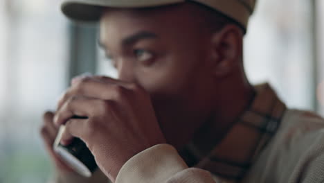 hombre negro, café y café con computadora portátil