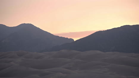 Vista-Panorámica-Del-Gran-Parque-Nacional-De-Dunas-De-Arena-Al-Atardecer