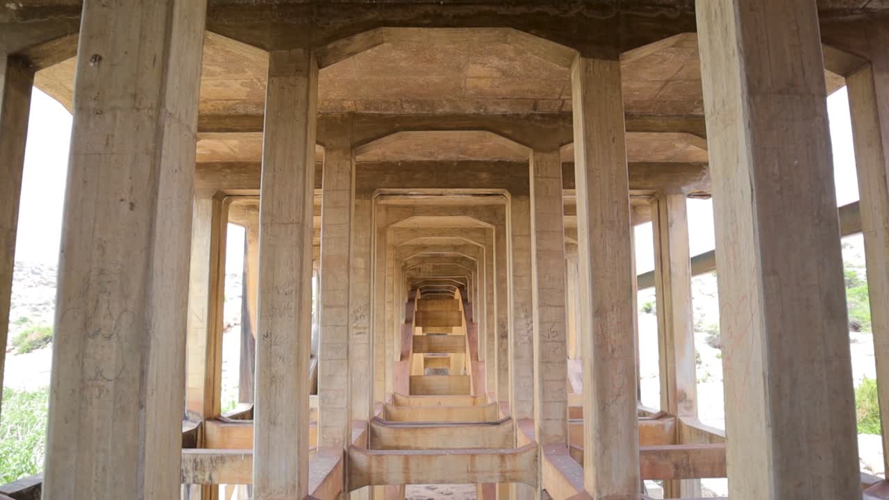 vista panorámica ascendente de puentes abandonados y en desuso cerca de hampi, india