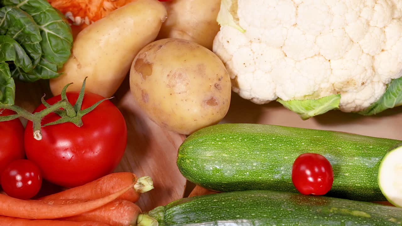 신선한 채소의 활기찬 품종은 끔하게 배열되어 있으며, 밝은 조명 속에서 자연적인 색상과 질감을 보여줍니다.