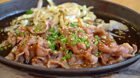 cerdo teriyaki en sartén caliente con repollo - estilo de comida japonesa
