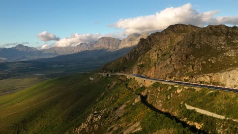 majestuosa carretera asfaltada en la ladera de la montaña en sudáfrica, vista aérea de drones