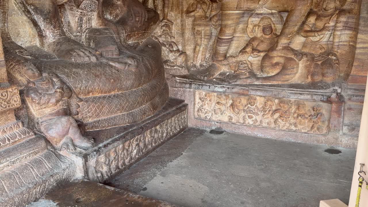 Anantha Vishnu e l'avatar Varaha scolpiti uno accanto all'altro nella pietra rossa, a dimostrazione di una squisita maestria antica e di un profondo simbolismo spirituale nel patrimonio scavato nella roccia di Badami, Karnataka
