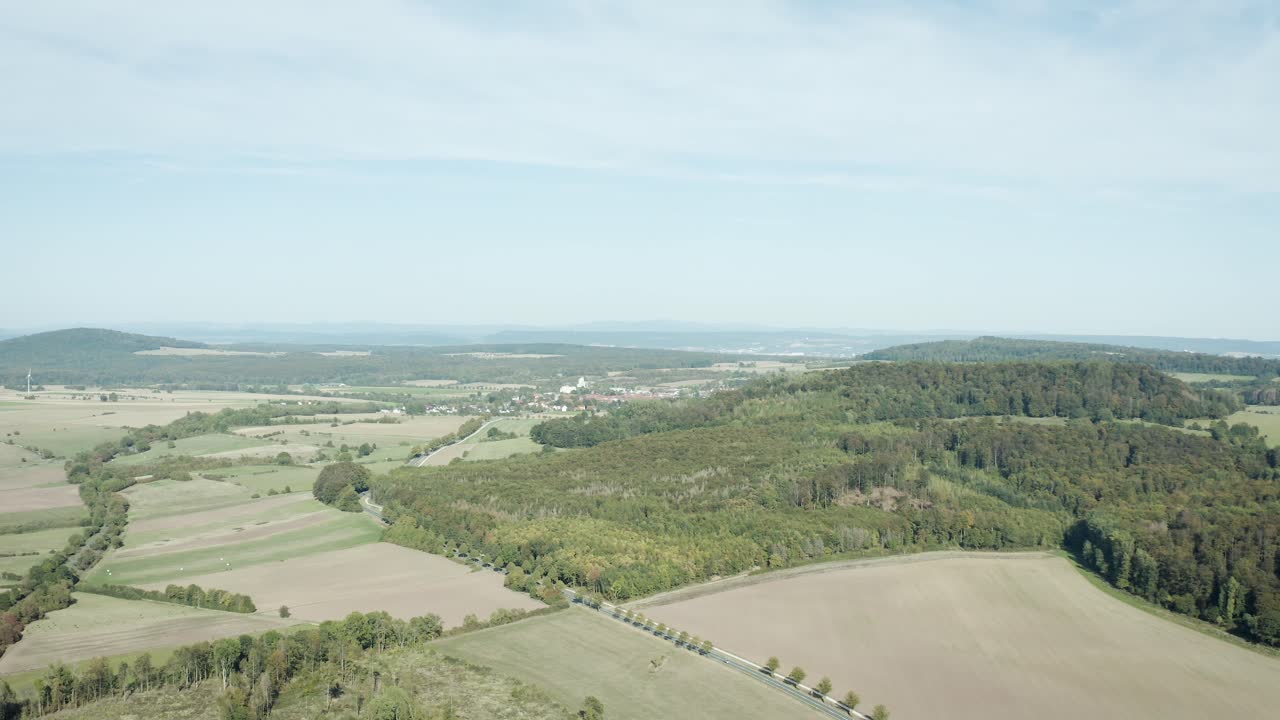un dron aéreo disparó sobre un hermoso paisaje alemán, bosques, europa