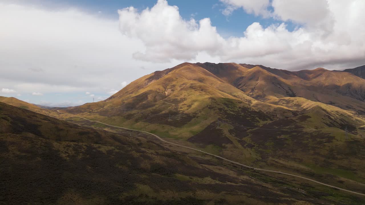 toma aérea de la pintoresca carretera de montaña mackenzie pass en la soleada canterbury, nueva zelanda